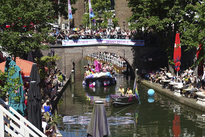 904267 Afbeelding van een boot met deelnemers aan de botenparade van de Utrecht Pride 2023 in de Oudegracht te Utrecht, ...